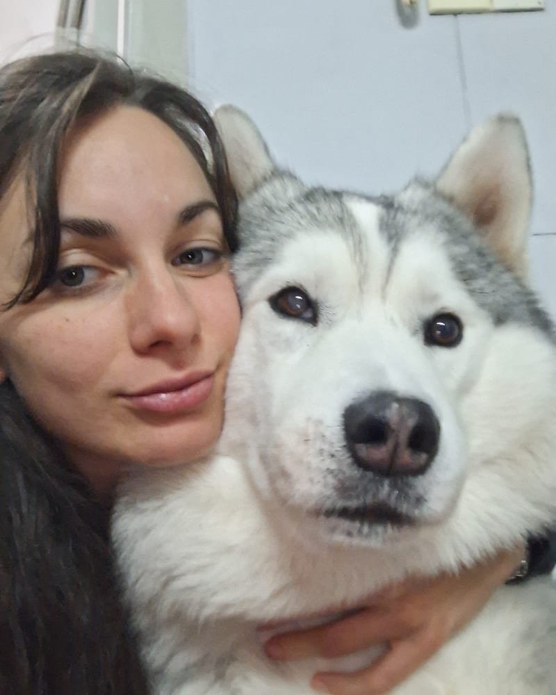 Carolina abrazando a Jano, su husky siberiano